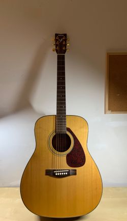 Mint condition Yamaha F-335 guitar w/ case