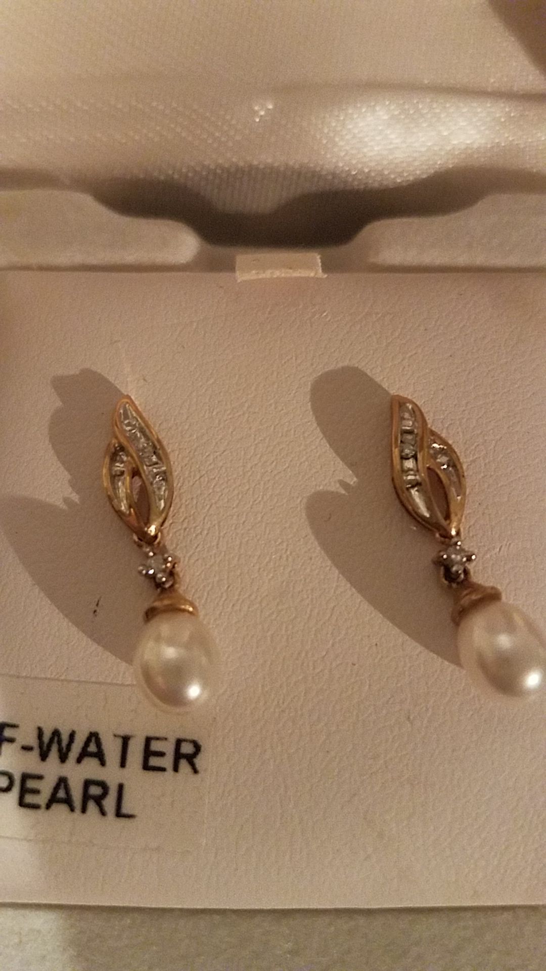 10 karat gold earrings white pearl with diamonds