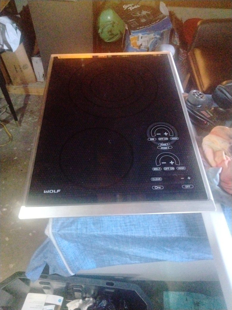 Wolf - Transitional 15" Built-In Electric Induction Cooktop with 2 Burners and Control Lock

