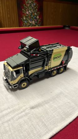 COMMERCIAL FRONTLOAD GARBAGE TRUCK