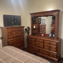Full Size Bed , 2 Night Stands, Head Board And Hutch