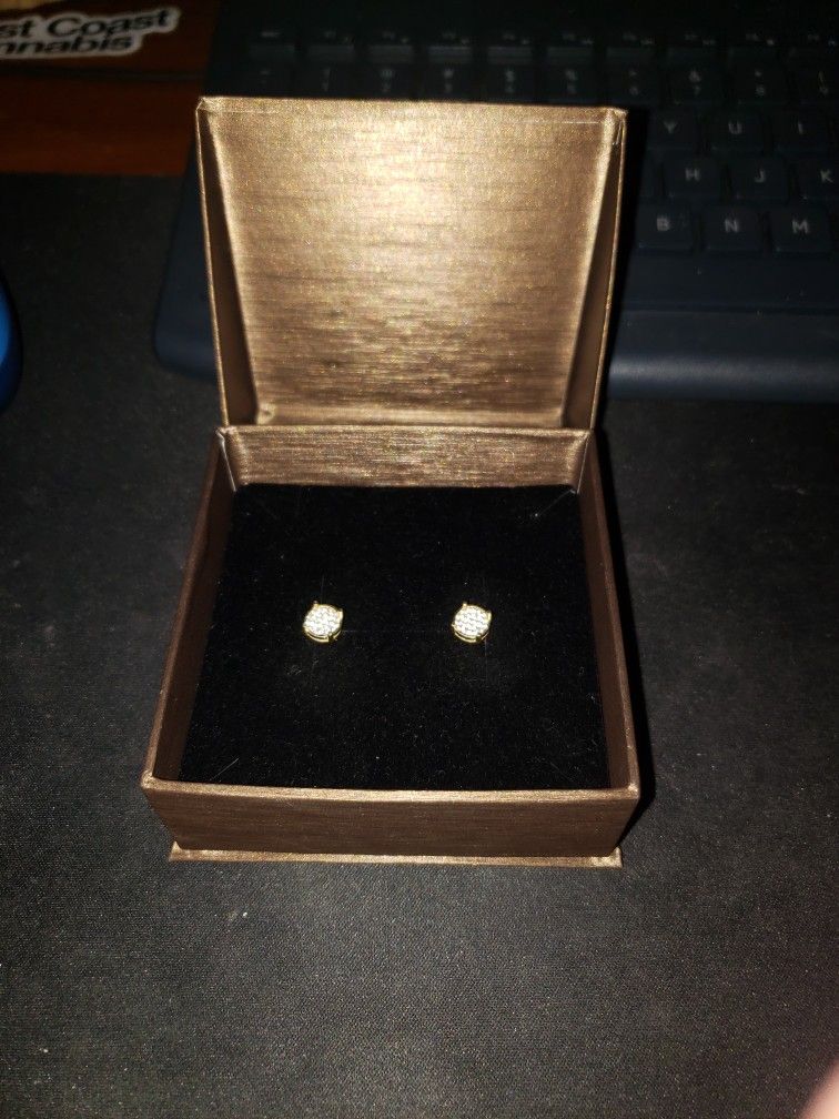 14k Gold diamond Earrings.