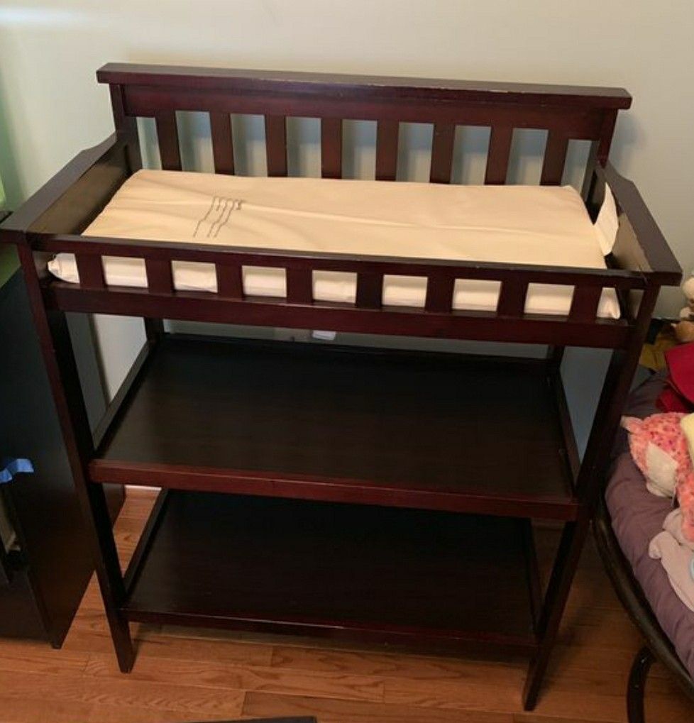 Changing table with changing pad