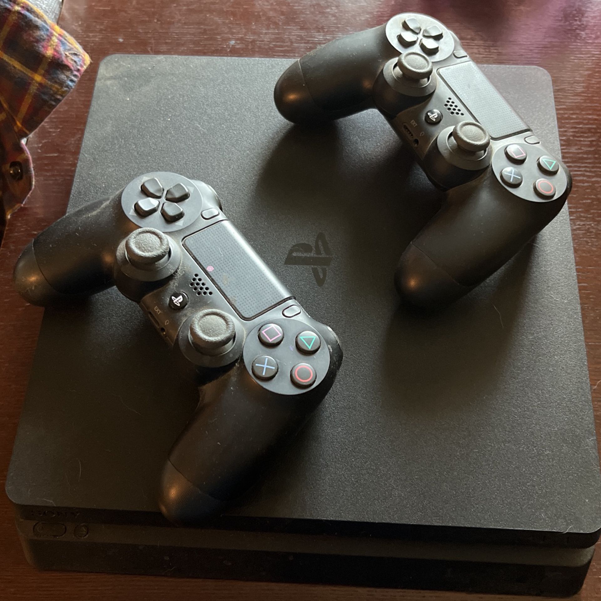 PS4 Slim + 2 Controllers