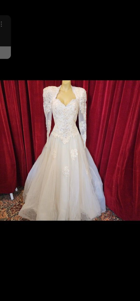Perfect Wedding Dress ! Lace On Bodice , Transparent Lace On Back see All Photos & Description