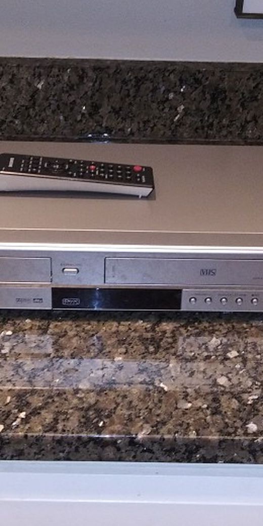 Samsung DVD/VHS DVD-V5650 VCR Combo Play Samsung DVD/VHS DVD-V5650 VCR Combo Player with remote.