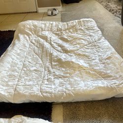 King Size Comforter  And Three Matching Pillow Cases