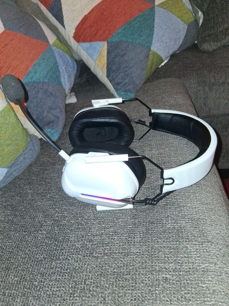 PC AND PS5 HEAD SET WIRELESS  BRAND NEW  ONLY USE 2 TIME