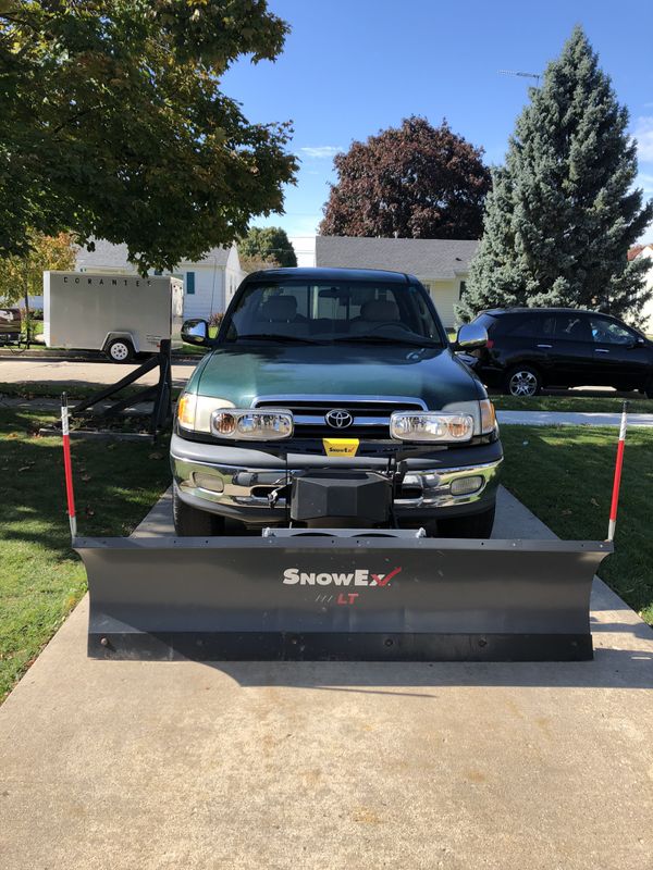 Toyota Tundra 4WD 2001 with snow plow for Sale in Kenosha, WI - OfferUp