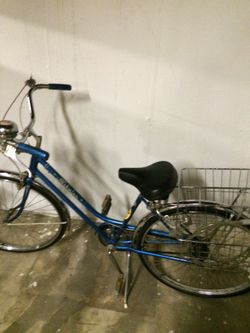 Chicago style swinn swiss breezer With Basket