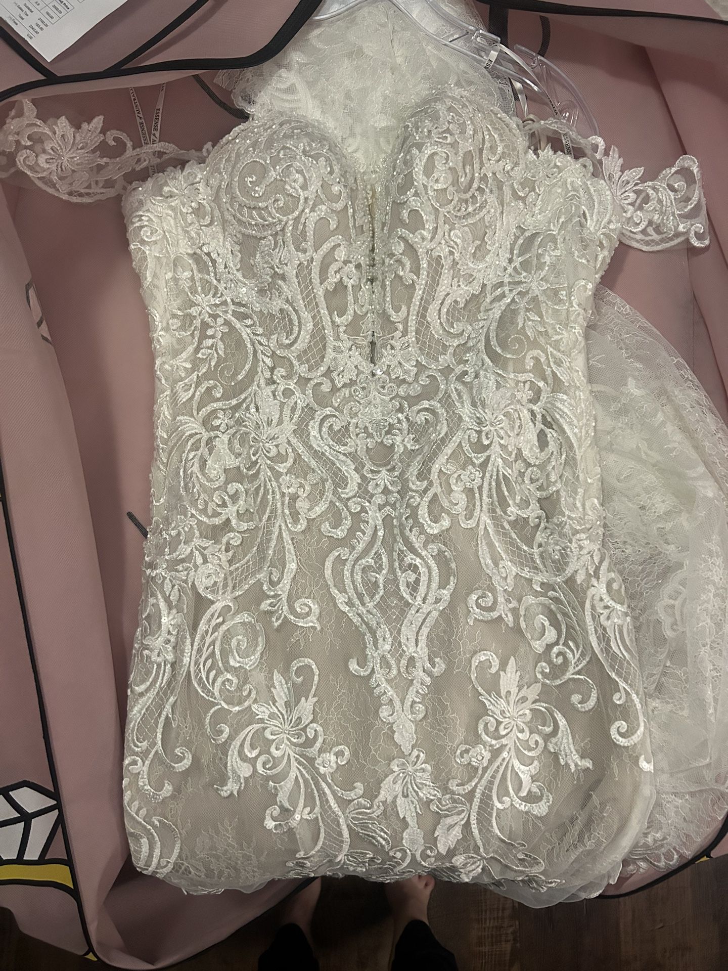 Brand New Unaltered Wedding Dress(price Negotiable)