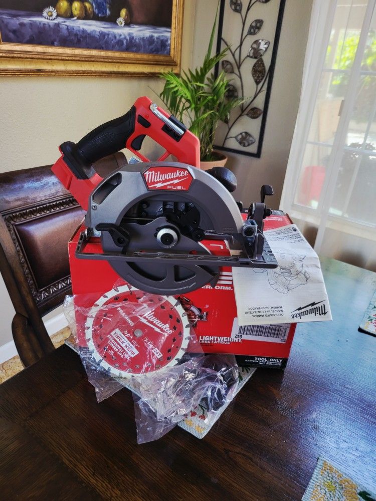 Milwaukee FUEL left hand18V Lithium-Ion Brushless Cordless 7-1/4 in. Circular Saw (Tool-Only)