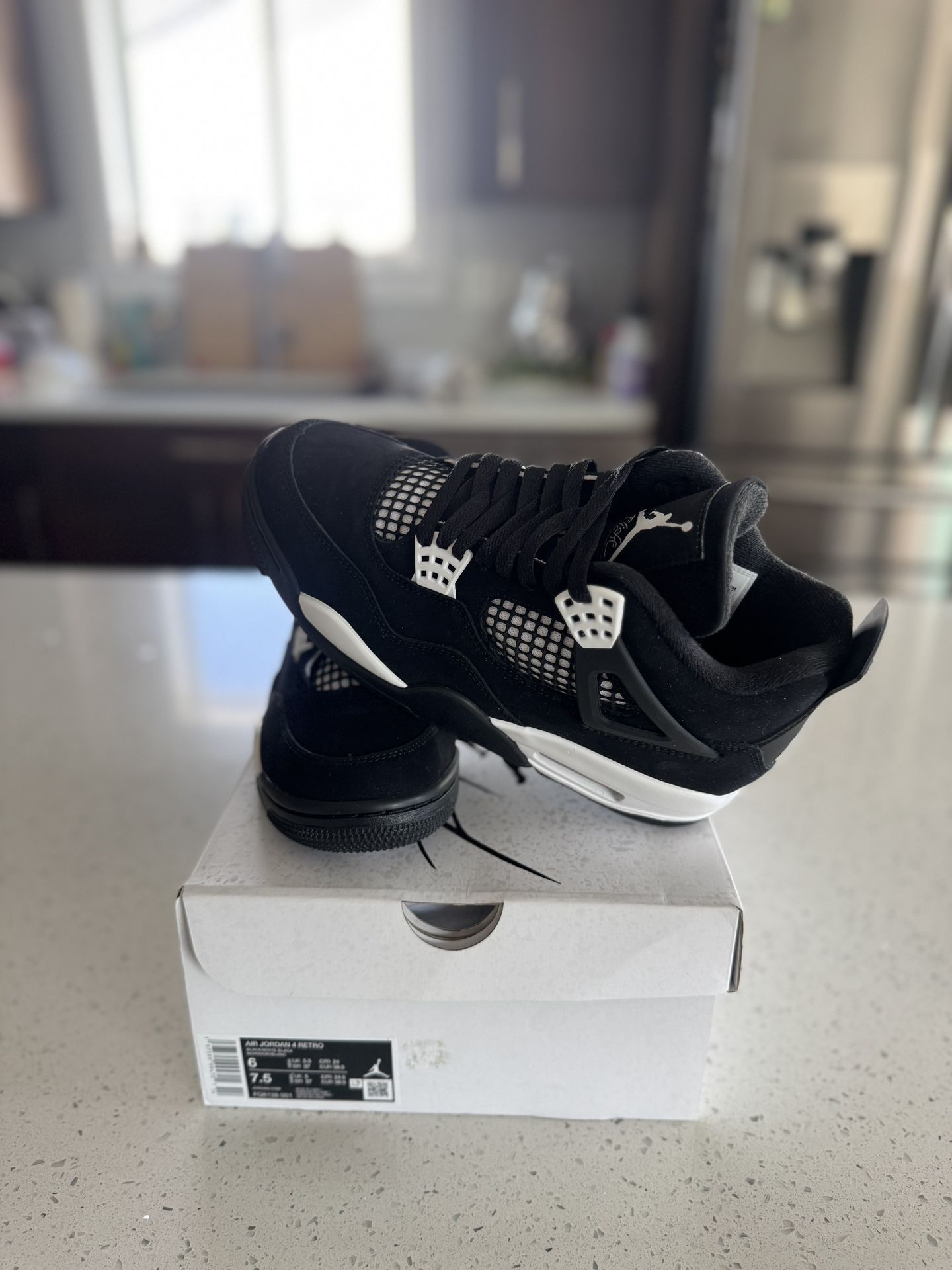 Air Jordan 4 Retro “White Thunder”