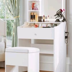 New Unnopenned  Box Vanity With Lights And Chair $120