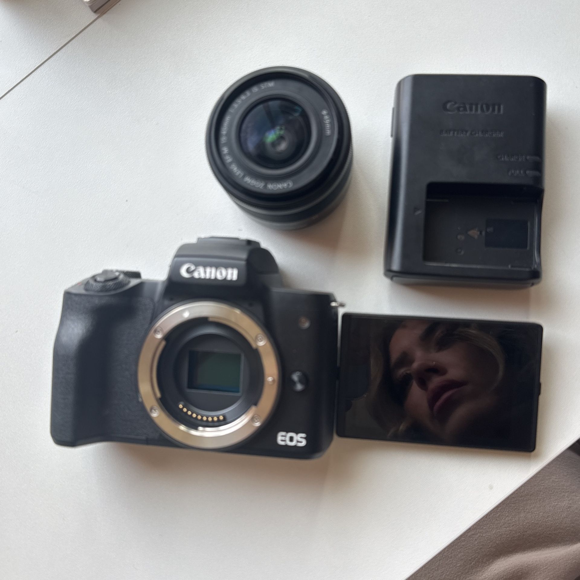 Cañón EOS M50 Camera With Battery + Charger