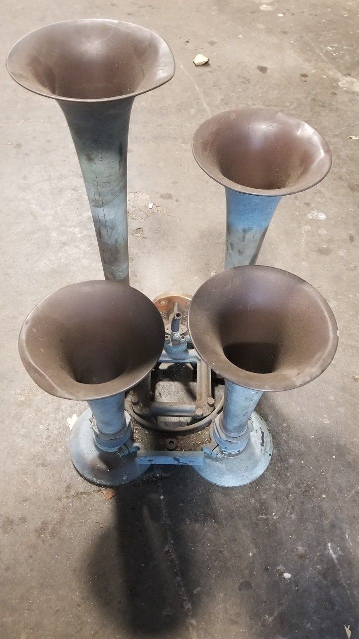 Vintage 4 Trumpet Brass ship Air Horn