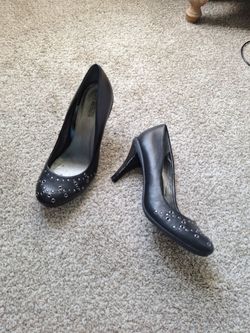 Kenneth Cole black leather heels size 7.