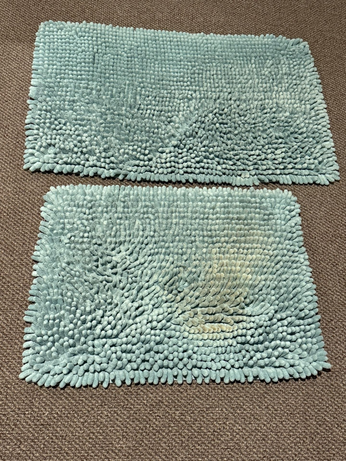 Turquoise Bathroom Rug set, coming from a pet and smoke free home asking only $5