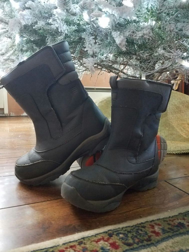 Boys size 2 snow boot