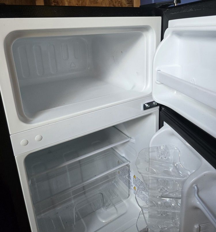 Compact Refrigerator / Freezer