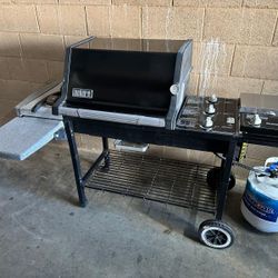 Weber, propane grill 3 burners, side burner and propane tank/parrilla de gas con tanque incluido