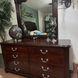 High Quality Solid Wood Dresser With Mirror In Good Condition 