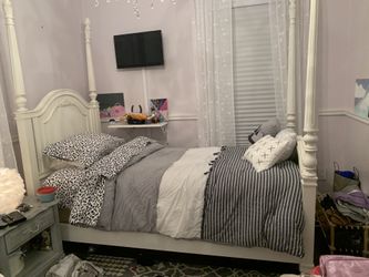 Behrs 4 poster canopy bed