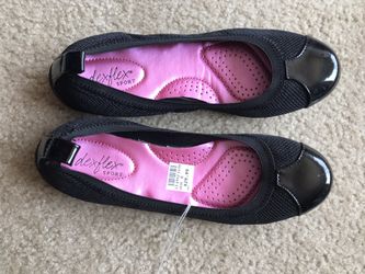 Women’s black ballet flat shoes size 8