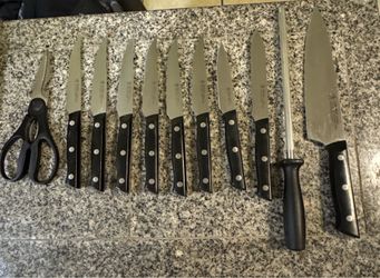 Henckles 12 piece knife set in great condition