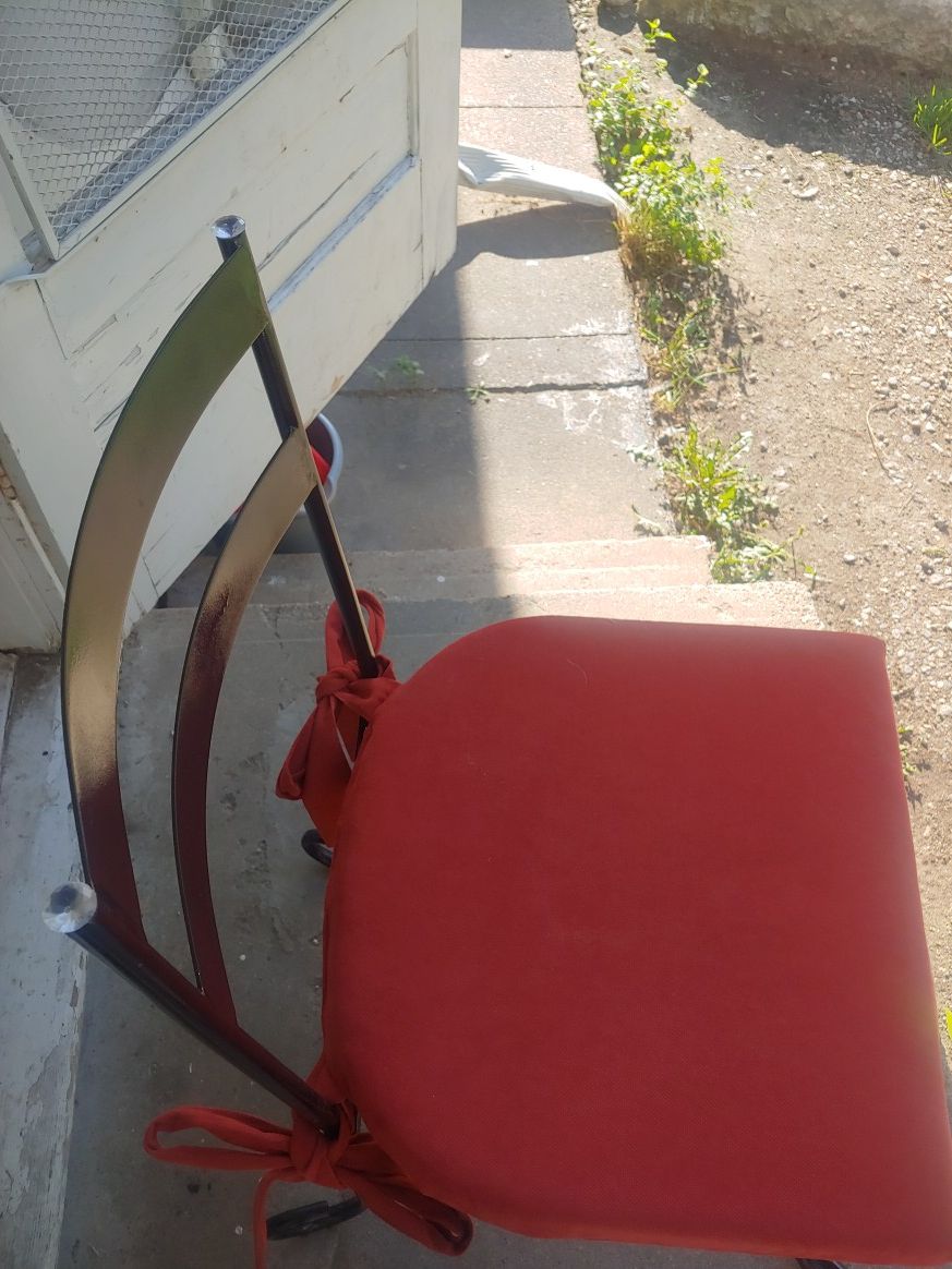 4 matching patio chairs