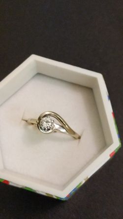 18K WHITE GOLD DIAMOND RING