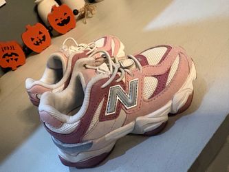 4 pairs of toddler shoes