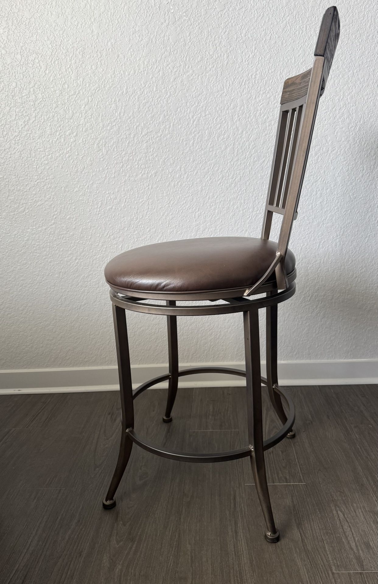 Elegant Swivel Bar Stool with Padded Leather Seat and Metal Frame