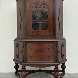 Gorgeous vintage China cabinet  L47”