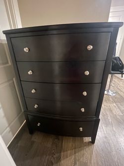 Beautiful Tall 5-Drawer Dresser / Chest – Sturdy & Heavy – Very Good Condition