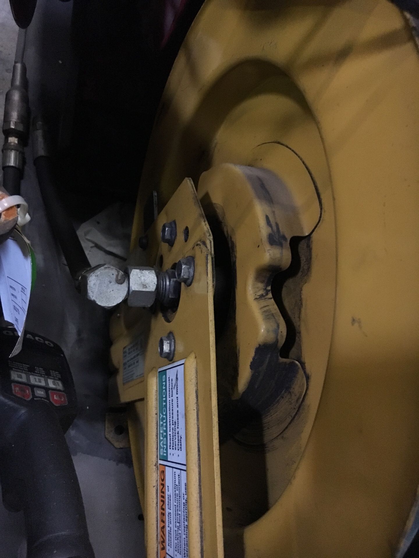 Graco oil and lub equipment reals hoses and guns for oil one hand