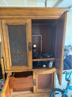 Dick Idol Armoire