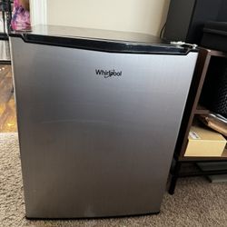 2.7cu ftWhirlpool Mini Fridge 