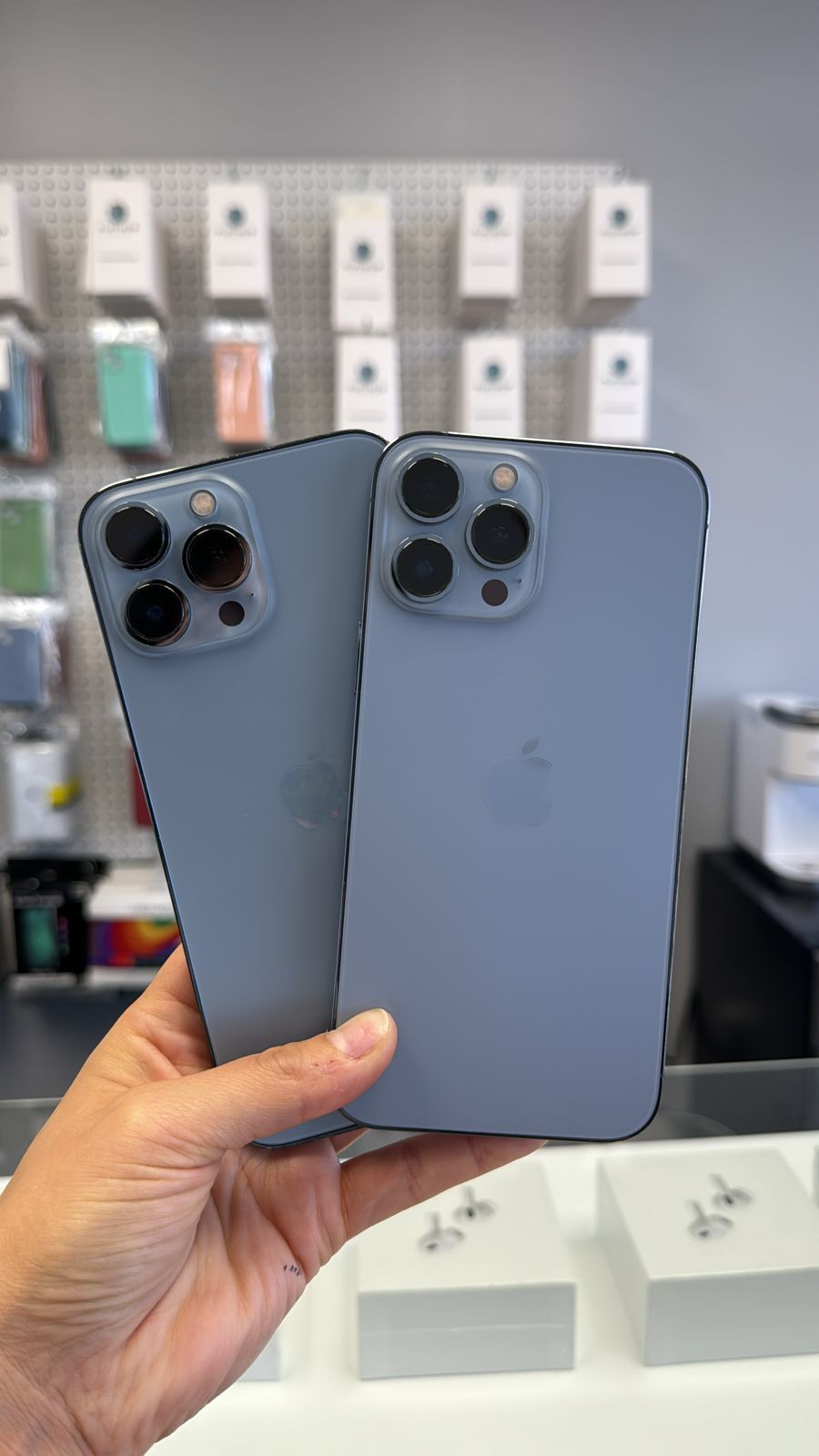 iPhone 13 Pro Max UNLOCKED 256Gb $720 AirPods And Charger For Free !!!!