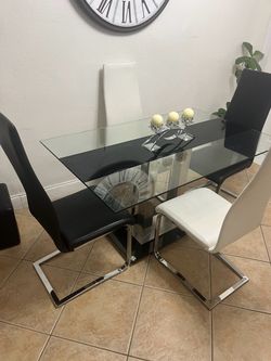 Juego de comedor poco uso blanco y negro de cuatro sillas