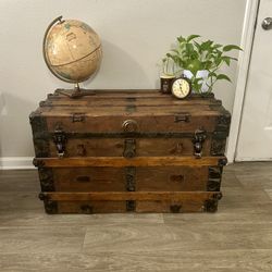 Vintage Steamer Trunk – Timeless Charm & Storage in One!