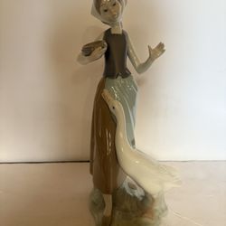Lladro Porcelain Figurine 9.5 Inch High 