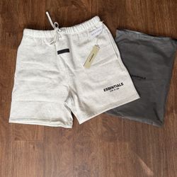 Essential shorts Size L
