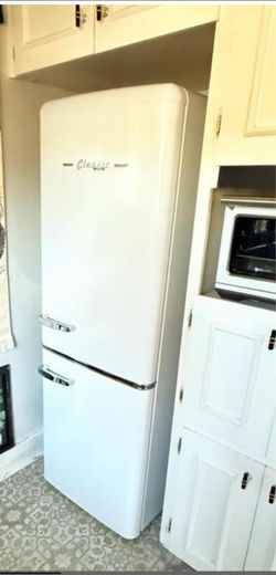 BRAND NEW MARSHMALLOW WHITE  UNIQUE CLASSIC RETRO 24IN 11.7 CU. FT.  FROST FREE RETRO BOTTOM FREEZER REFRIGERATOR