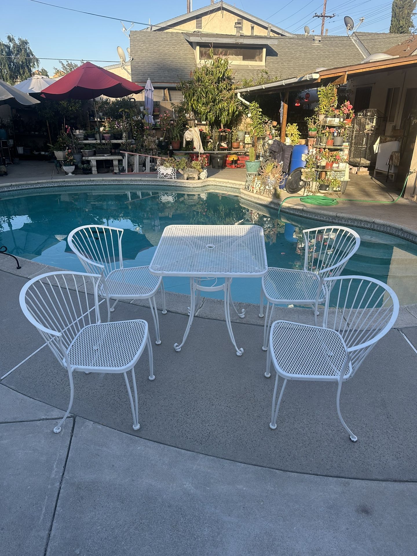 Beautiful White Outdoor Patio Set!!