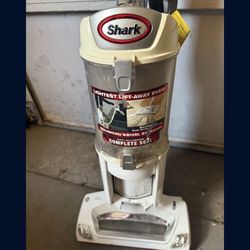 SHARK ROTATOR LIFT AWAY VACUUM 