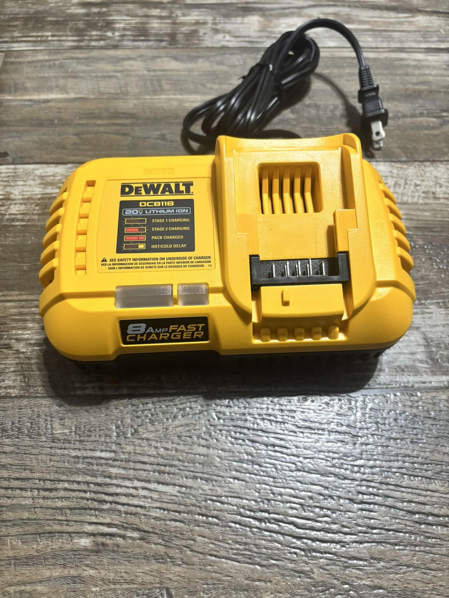 DEWALT RAPID CHARGER  ( DCB118 ) 