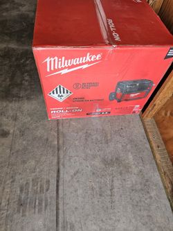Milwaukee
ROLL-ON 3600-Watt Output/7200-Watt Peak 2.5kWh Lithium-Ion Battery Powered Push Start Power Station Battery Generator