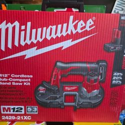 Milwaukee Bandsaw 12V with battery and charger 
