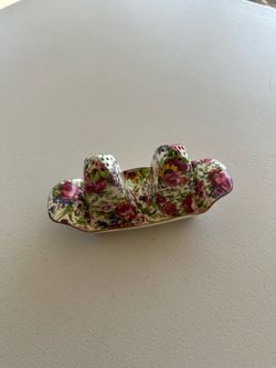 Condiment/salt-and-pepper set plus a matching piece
